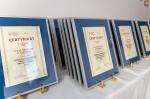 Zdjęcie dyplomów dla laureatów
