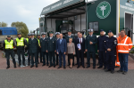 Briefing prasowy z udziałem służb mundurowych KAS, ITD, Policji oraz GDDKiK i Wojewody Dolnośląskiego. Grupowe zdjęcie przed budynkiem w punkcie stacjonarnym na Karwianach przy autostradzie A4