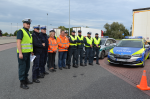 Grupowe zdjęcie przed budynkiem w punkcie stacjonarnym na Karwianach przy autostradzie A4 służb mundurowych